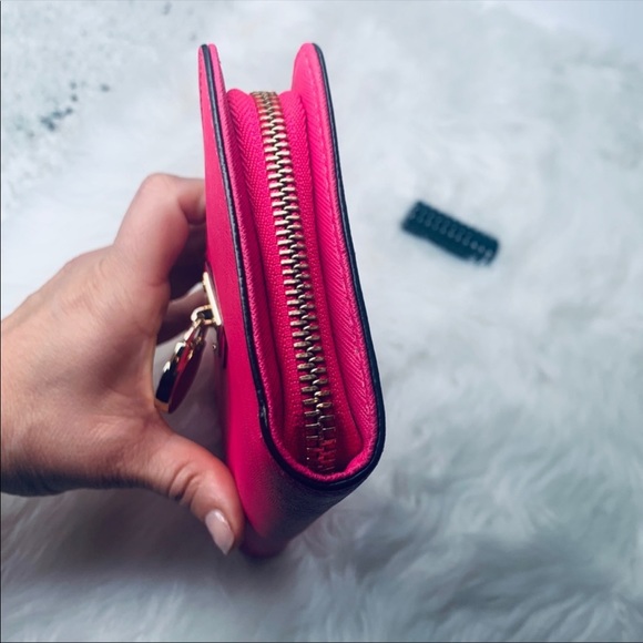 Michael Kors Pink Leather Hamilton Zip wallet - Picture 4 of 8